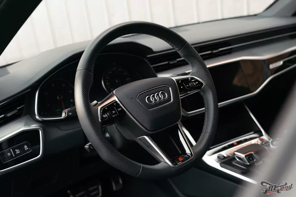 Классический карбон под матовым лаком в салоне Audi A7 и комплекс детейлинг-услуг
